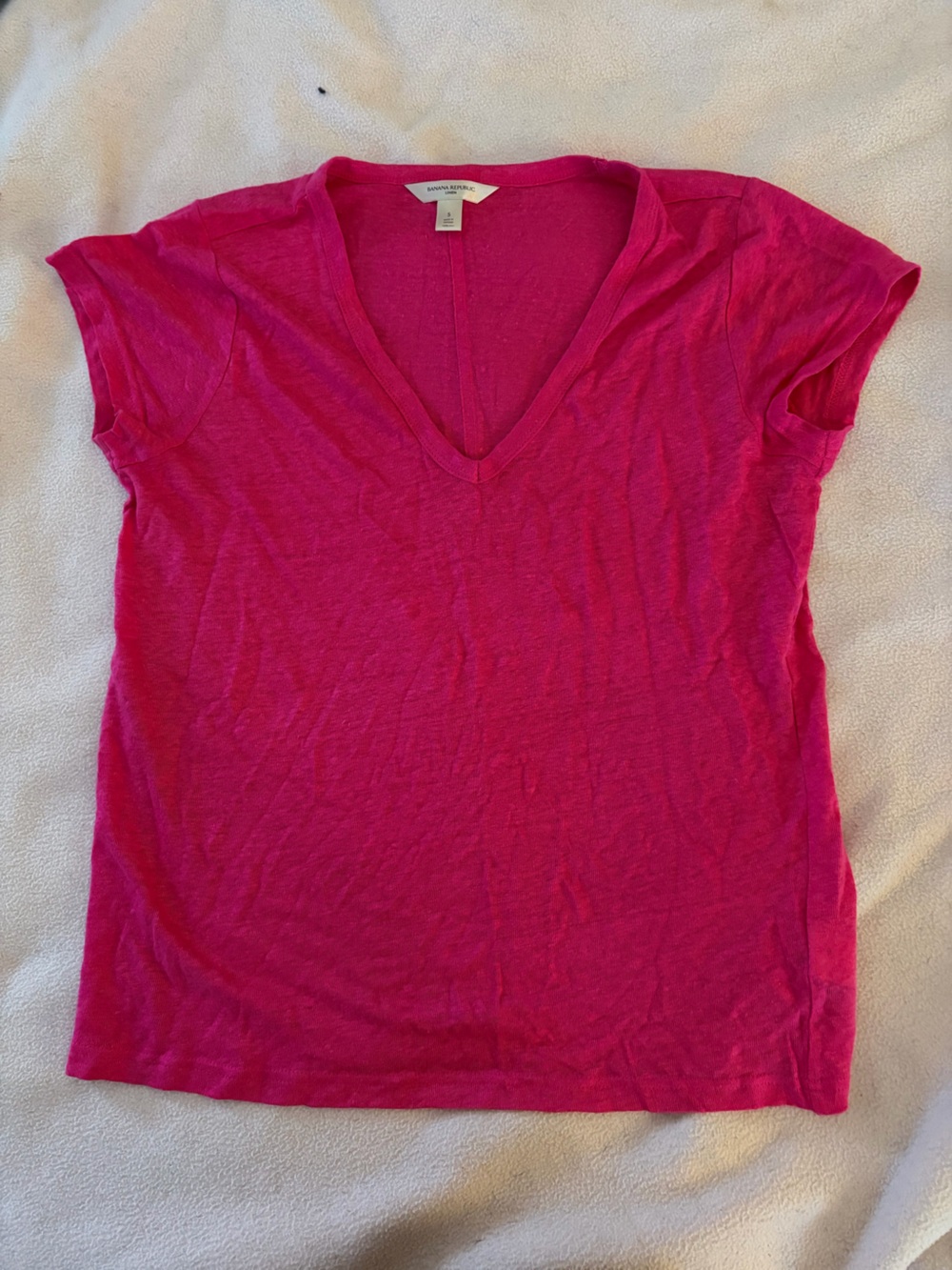 Banana Republic V-Neck Short Sleeve Tee in Fuchsia